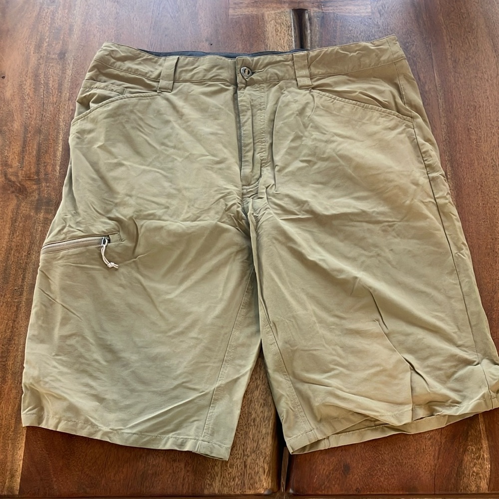 Men’s Patagonia size 35 shorts side pocket zipper￼